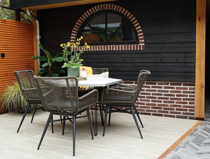 Terras met verschillende bestratingen