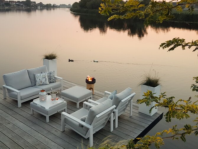 Strakke loungeset aan het water