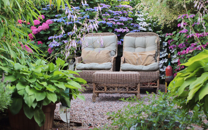 Tuinstoelen landelijke tuin
